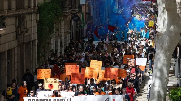 Im April gingen im ganzen Land Zehntausende auf die Stra&szlig;e. (Archivfoto) - &copy; Clara Margais/dpa