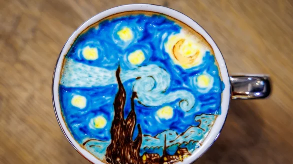 Kunst im Kaffee: Der Milchschaum verwandelt sich in ein ber&uuml;hmtes Werk des Malers Vincent van Gogh. - &copy; Daniel Karmann/dpa
