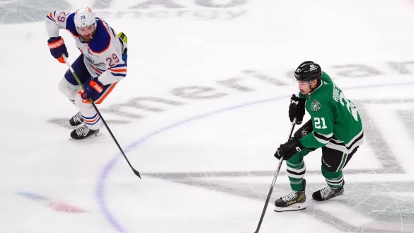 Leon Draisaitl (links) legte beim Sieg gegen die Dallas Stars seinen 13. Assist für die Edmonton Oilers in den laufenden Playoffs auf. - © LM Otero/AP/dpa