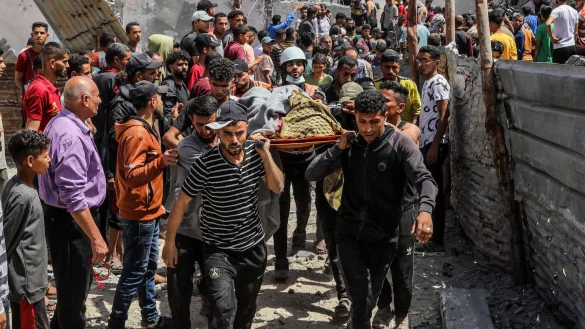 Pal&auml;stinenser tragen Opfer eines Luftangriffs. - &copy; Abed Rahim Khatib/dpa