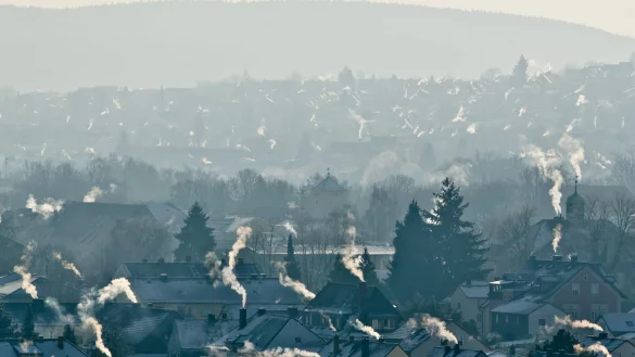 Qualmende Schornsteine - © Armin Weigel/dpa/dpa-tmn