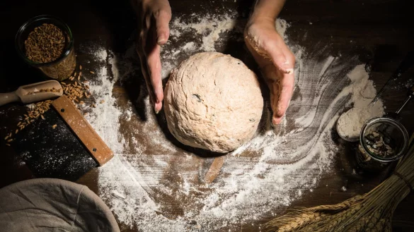 Lecker Dinkel? Wer an Weizenunverträglichkeit leidet, verträgt möglicherweise Produkte aus Dinkelmehl besser. - © Christin Klose/dpa-tmn