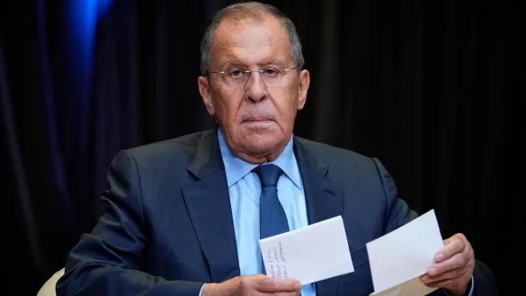 Der russische Außenminister Sergej Lawrow sieht die Alternative für Deutschland und das Bündnis Sahra Wagenknecht als Verteidiger deutscher Interessen. (Archivbild) - © Alexander Zemlianichenko/AP/dpa