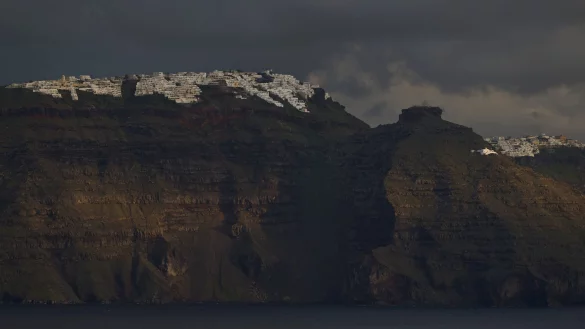 Auf Santorini gilt für mindestens die nächsten 30 Tage der Notstand - © Petros Giannakouris/AP/dpa