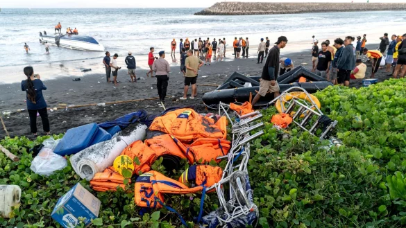 Vor der indonesischen Insel Bali ist ein Touristenboot gekentert. - © Dicky Bisinglasi/XinHua/dpa
