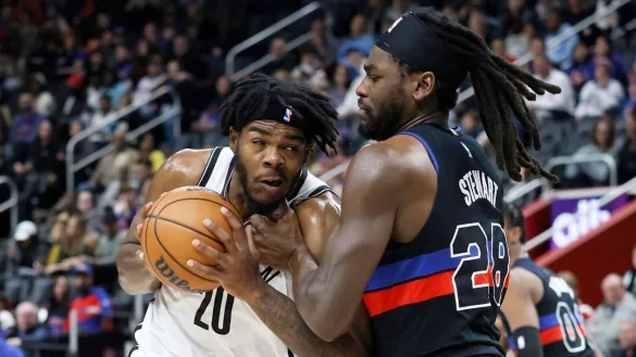 Isaiah Stewart (r) und Detroit Pistons besiegten die Brooklyn Nets. - © Duane Burleson/AP/dpa