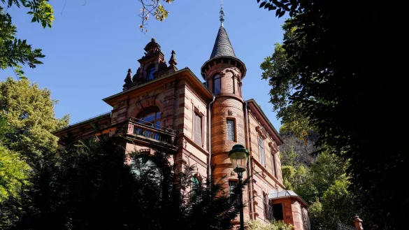 Zwei junge Männer sollen einen jungen Mann antisemitisch beleidigt und mit Gürteln geschlagen haben. (Archivbild) - © Uwe Anspach/dpa