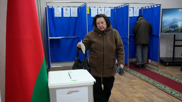 Schon vor dem eigentlichen Wahltag soll fast die Hälfte der Bevölkerung abgestimmt haben. - © Pavel Bednyakov/AP/dpa