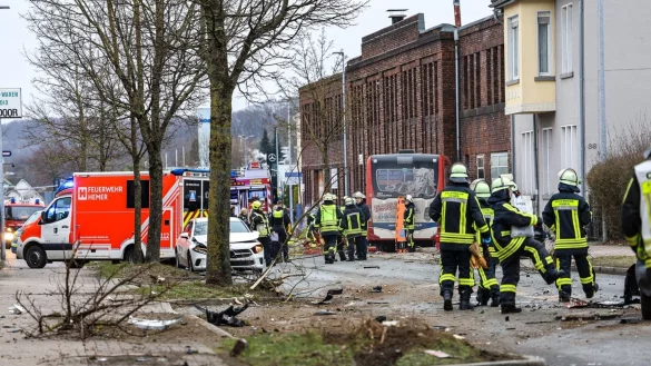Zwei Personen sind lebensgefährlich verletzt worden. - © Alex Talash/dpa
