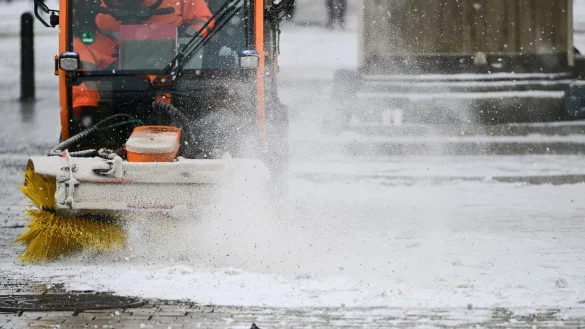 Die Straßen können wegen Schnee und Frost glatt werden. - © Sebastian Christoph Gollnow/dpa