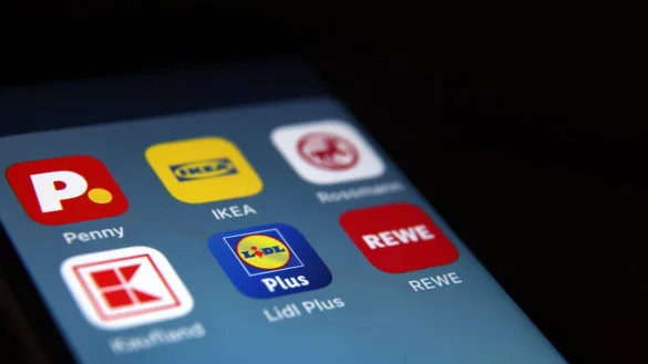 Die Händler bieten Kunden verschiedene Vorteile erst an, wenn die sich in ihren Apps registrieren. - © Karl-Josef Hildenbrand/dpa