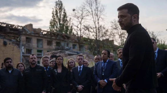 Der ukrainische Präsident Wolodymyr Selenskyj kündigte Treffen an, die eine «Ruhe für die Ukraine» näher bringen sollen. - © Evgeniy Maloletka/AP/dpa