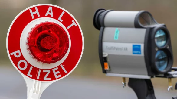 Allein in Bayern soll es zum Blitzermarathon an rund 1.500 Orten Geschwindigkeitskontrollen geben. (Archivbild) - &copy; Stefan Sauer/dpa