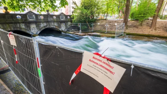 Nach einem schweren Surfunfall wollen die Beh&ouml;rden das Wasser an der M&uuml;nchner Eisbachwelle absenken. - &copy; Peter Kneffel/dpa