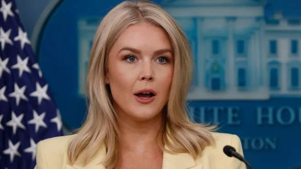 Die Pressesprecherin des Weißen Hauses, Karoline Leavitt, verteidigt die Zollpolitik des Präsidenten. - © Mehmet Eser/ZUMA Press Wire/dpa