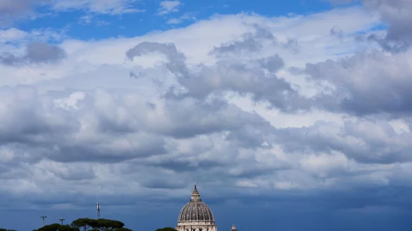 Vor dem Petersdom werden am Samstag die Trauerfeierlichkeiten beginnen. - © Luca Bruno/AP/dpa