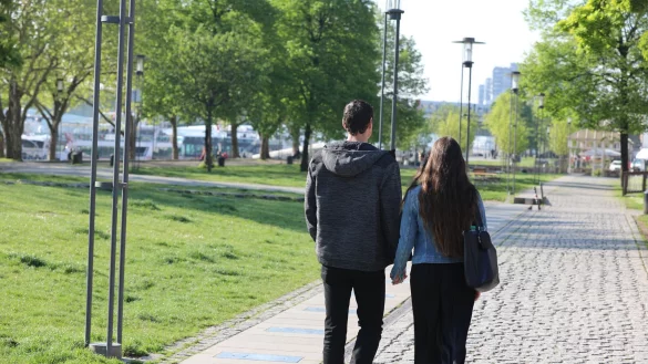Spaziergänger können am Wochenende in NRW ordentlich Sonne tanken. - © Sascha Thelen/dpa