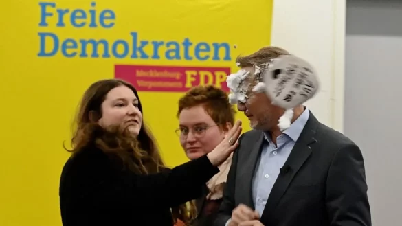 Der Schaum traf FDP-Chef Christian Lindner mitten ins Gesicht. - © Stefan Sauer/dpa