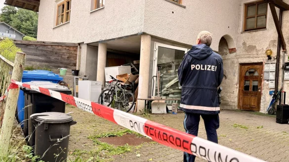 Die Polizei war am Dienstag noch am Tatort im Einsatz. - &copy; Christine Vincon/dpa