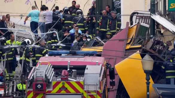 Unter den 17 Toten des Seilbahnunglücks in Lissabon ist nach Angaben des Auswärtigen Amtes auch ein Deutscher. - © Armando Franca/AP/dpa