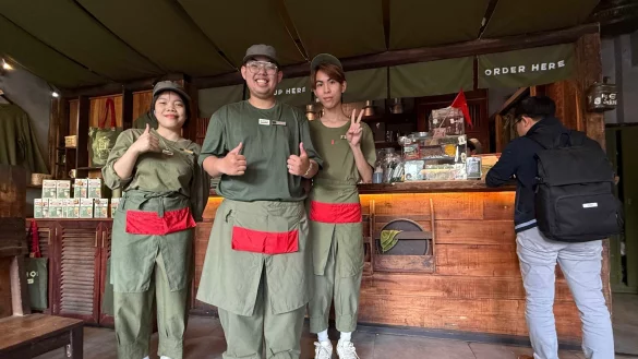 Duc Anh Lee (Mitte) und seine Mitarbeiter sind stolz, im Cong Caphe zu arbeiten. - &copy; Carola Frentzen/dpa