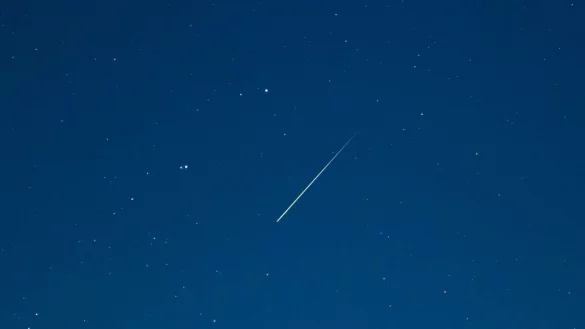 Erst im Dezember waren die Geminiden (im Bild über Brandenburg) zu sehen, nun folgen direkt zum Jahresbeginn die Sternschnuppen der Quadrantiden. (Symbolbild) - © Patrick Pleul/dpa