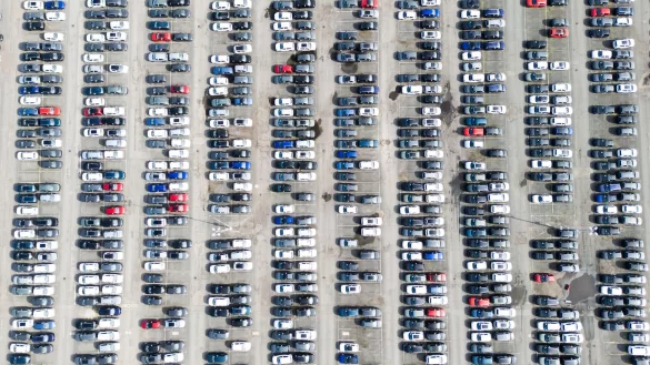 Neuwagen bei Volkswagen: Die Produktion in der Autobranche legte im Juni spürbar zu. (Archivbild) - © Julian Stratenschulte/dpa