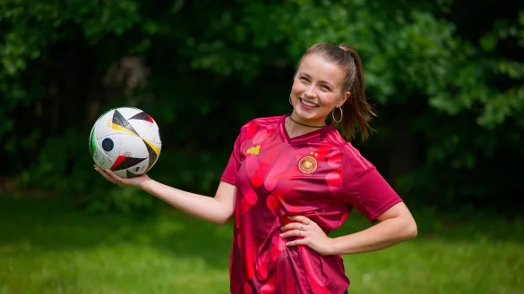 Schauspielerin Julia Wiedemann spielt als Hobby Fußball in der Kreisklasse. - © Henning Kaiser/dpa