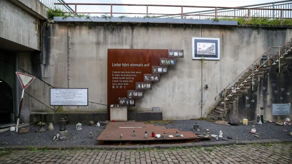 «Liebe hört niemals auf» steht auf der Gedenkstätte für die Opfer der Loveparade-Katastrophe. - © Christoph Reichwein/dpa