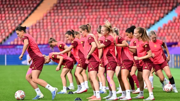 Geht im Angriff voran: Nationalstürmerin Giovanna Hoffmann (l.) - © Sebastian Christoph Gollnow/dpa