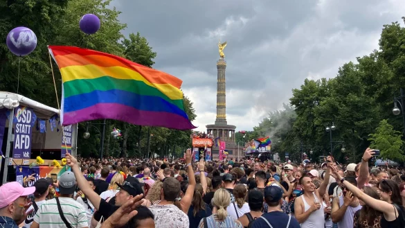 Der Christopher Street Day ist in Berlin ein Gro&szlig;event - diesmal ohne das Regenbogennetzwerk der Bundestagsverwaltung. (Archivbild) - &copy; Anna Ross/dpa
