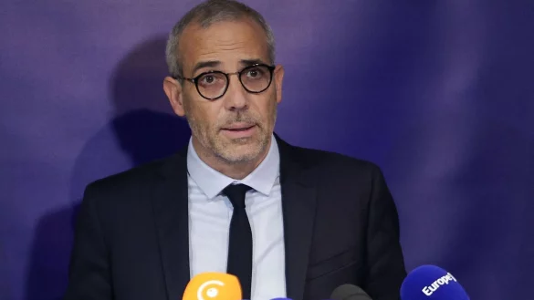 Staatsanwalt Gr&eacute;goire Dulin spricht &uuml;ber die Erkenntnisse im Fall. - &copy; Thibaud Moritz/AFP/dpa