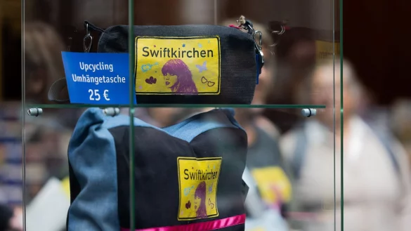 Diverse Artikel - von Kissenbez&uuml;gen bis hin zu Kulturbeuteln - werden als &laquo;Swiftkirchen-Produkte&raquo; verkauft. - &copy; Rolf Vennenbernd/dpa