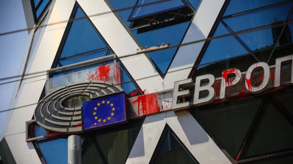 Spuren roter Farbbeutel am Geb&auml;ude von EU-Parlament und EU-Kommission in Sofia - Urheber waren prorussische Demonstranten. - &copy; Valentina Petrova/AP/dpa