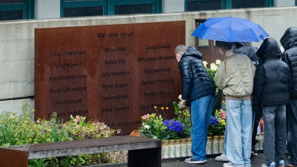 Cremefarbene Rosen für die Verstorbenen: Schüler in Haltern erinnern an die Opfer des Germanwings-Absturzes vor zehn Jahren. - © Rolf Vennenbernd/dpa