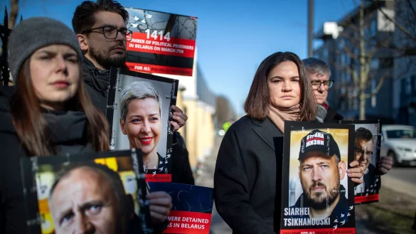 Jahrelang hat die belarussische Oppositionsführerin Swetlana Tichanowskaja für die Freilassung ihres Ehemanns Sergej Tichanowski gekämpft. (Archivbild) - © Mindaugas Kulbis/AP/dpa