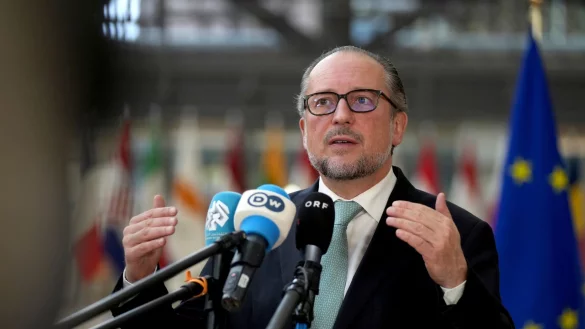 Au&szlig;enminister Alexander Schallenberg soll in &Ouml;sterreich &uuml;bergangsweise auch als Bundeskanzler dienen. - &copy; Virginia Mayo/AP/dpa