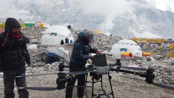 Drohnen sollen helfen, die Sicherheit am Everest zu erh&ouml;hen. - &copy; Khimlal Gautam /dpa