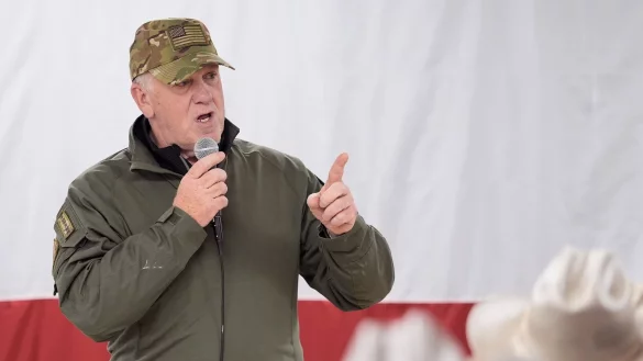 Der designierte US-Grenzschutzbeauftragte Tom Homan will illegal in den USA lebende Menschen abschieben. (Archivbild) - © Eric Gay/AP/dpa