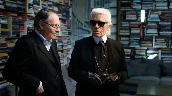 Designer Karl Lagerfeld im Gespr&auml;ch mit dem Filmemacher Gero von Boehm (links). - &copy; Till Vielrose/ZDF/3sat/dpa