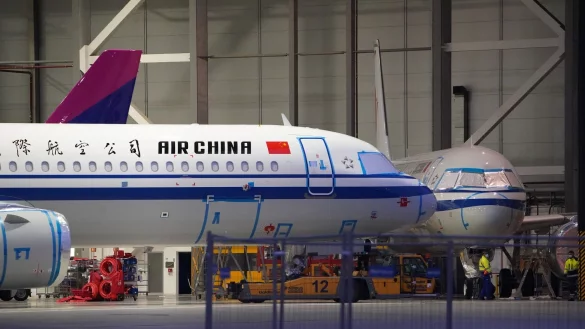 Ein Flugzeug von Air China. (Archivbild) - © Marcus Brandt/dpa