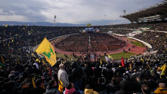 Die Hisbollah feiert ihren get&ouml;teten Anf&uuml;hrer Nasrallah bei einer aufwendigen Zeremonie. - &copy; Hassan Ammar/AP/dpa