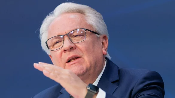 Rheinmetall-Chef Armin Papperger deutet es an: Es geht aufwärts mit dem Unternehmen. - © Rolf Vennenbernd/dpa