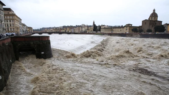 Im März waren insbesondere die Toskana und die Emilia-Romagna von Unwettern betroffen, so wie hier am Fluss Arno. (Archivbild) - © Giuseppe Cabras/IPA via ZUMA Press/dpa