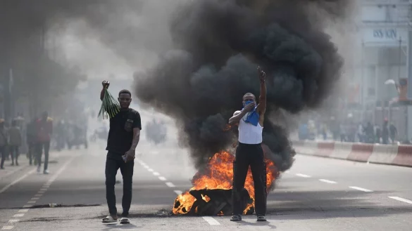 Demonstranten haben mehrere Botschaften angegriffen. - © Samy Ntumba Shambuyi/AP/dpa