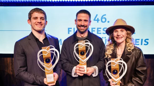 Regisseur Lauro Cress (M) hat für seinen Film «Ungeduld des Herzens» den Hauptpreis gewonnen. Ladina von Frisching und Giulio Brizzi wurden als beste Nachwuchsdarsteller geehrt. - © Oliver Dietze/dpa