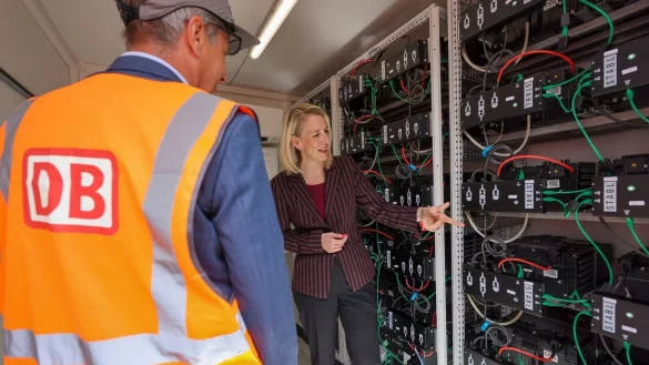 Laut Katrin Habenschaden, Nachhaltigkeitschefin der Deutschen Bahn, kann mit Solaranlagen und Batteriespeichern rund ein Viertel des Strombedarfs im Leipziger Werk gedeckt werden. - &copy; Jan Woitas/dpa