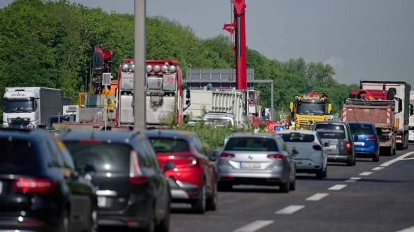 An der Unfallstelle ging es am Vormittag nur langsam voran. - © Henning Kaiser/dpa