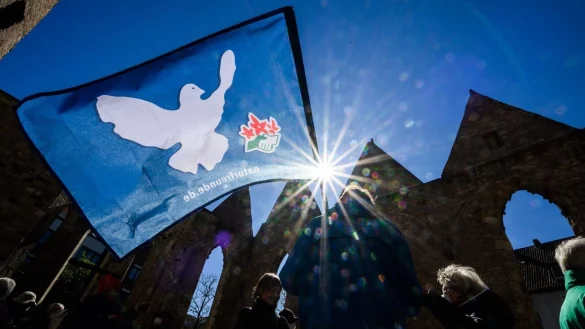 Die Teilnehmer dieses Ostermarsches w&uuml;nschen sich weltweiten Frieden. Die Realit&auml;t sieht anders aus. - &copy; Julian Stratenschulte/dpa