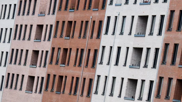 Vor allem in Ballungsräumen ist bezahlbarer Wohnraum knapp. (Archivbild) - © Julian Stratenschulte/dpa